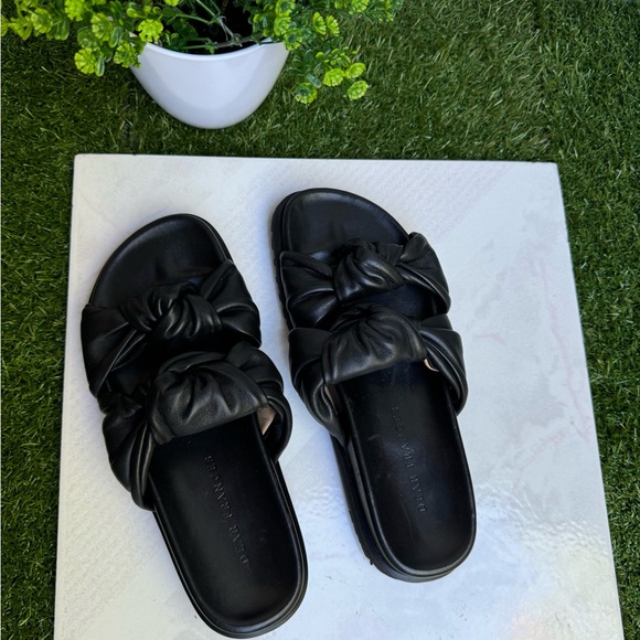 DEAR FRANCES Tye Slide, Black
Soft leather knot slide SIZE 5
US$450 new - Picture 6 of 12